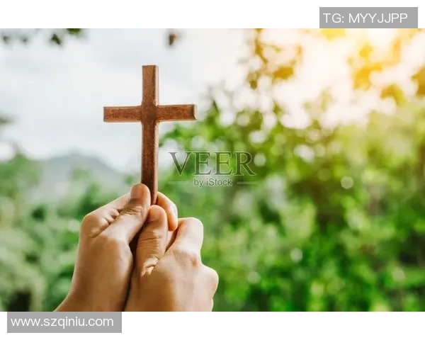 足球球星献身信仰以十字架为背景展现宗教与运动精神的完美融合